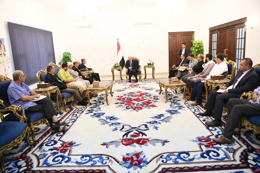رئيس مجلس القيادة الرئاسي خلال الاجتماع