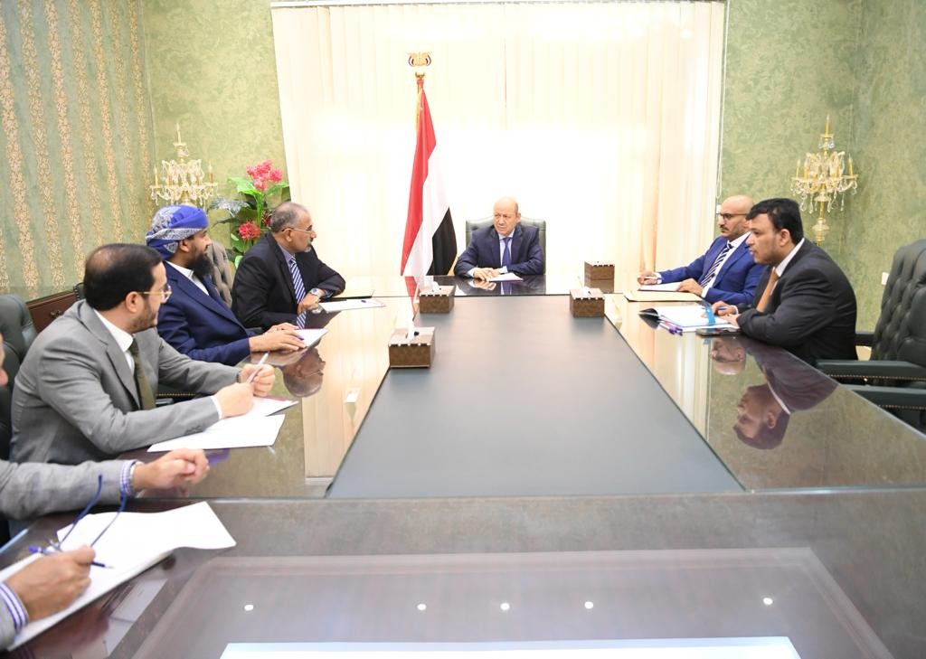 رئيس مجلس القيادة الرئاسي خلال الاجتماع