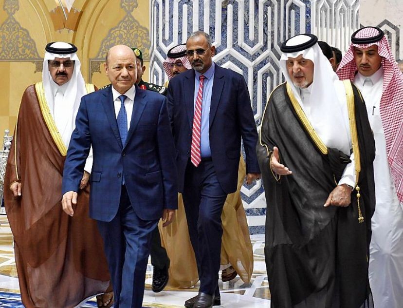 رئيس مجلس القيادة الرئاسي خلال وصوله جدة