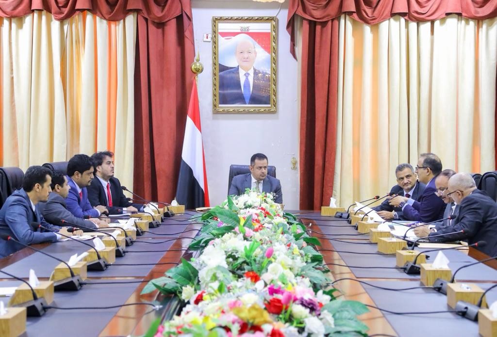 رئيس الوزراء خلال الاجتماع
