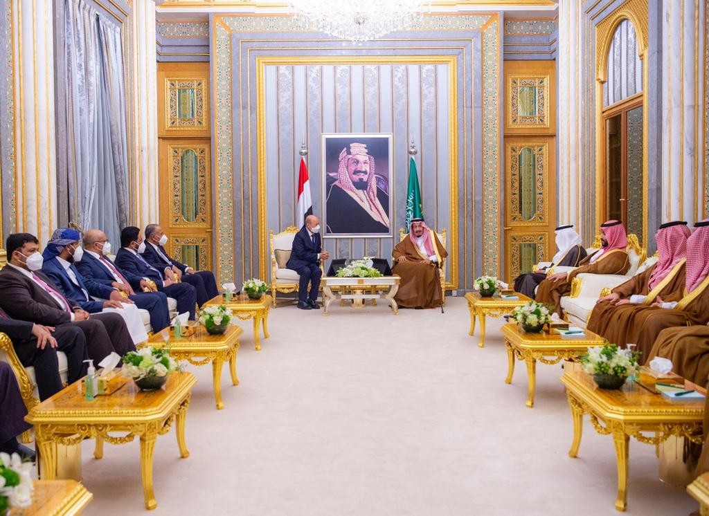 خادم الحرمين الشريفين خلال لقائه رئيس المجلس الرئاسي  ونوابه