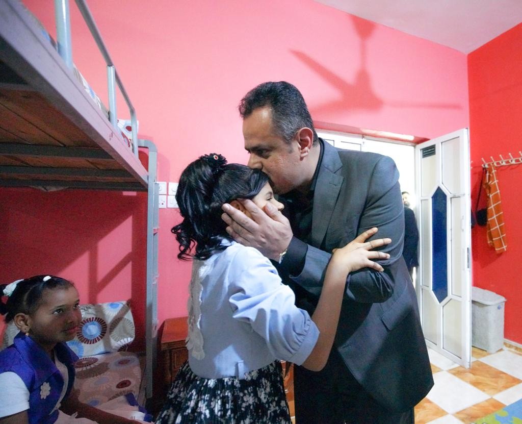 رئيس الوزراء خلال زيارته دار الأيتام