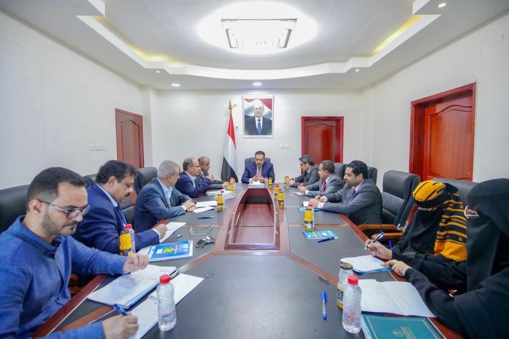 رئيس الوزراء خلال الاجتماع