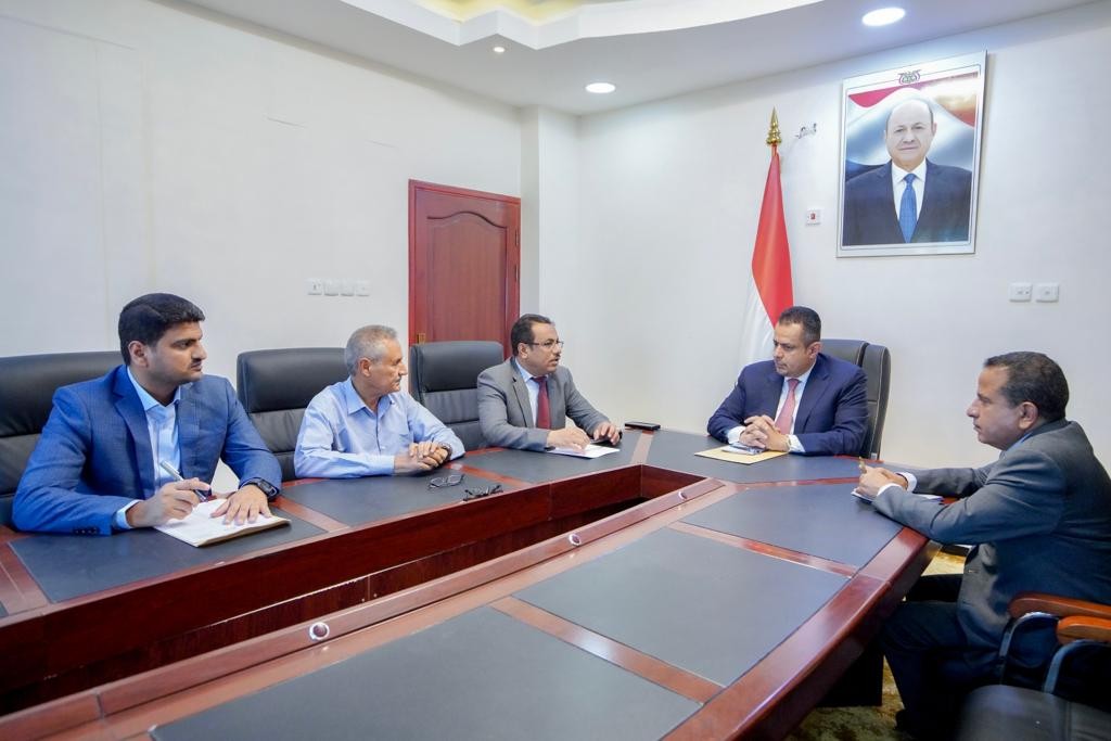 رئيس الوزراء خلال الاجتماع