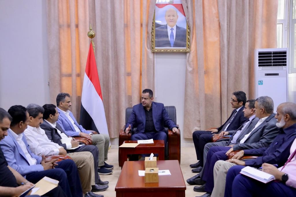 رئيس الوزراء خلال الاجتماع