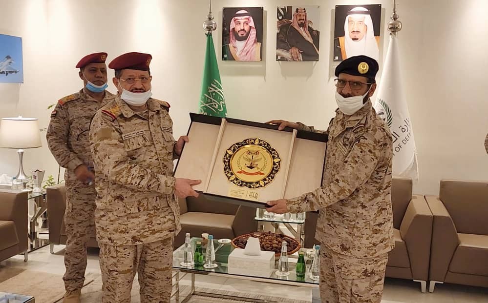 وزير الدفاع خلال اللقاء
