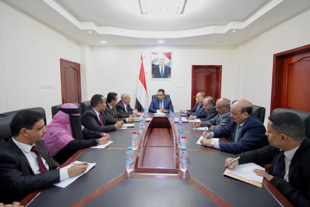 رئيس الوزراء خلال الاجتماع