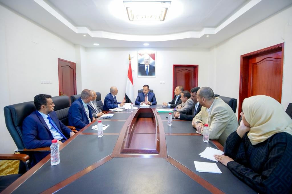 رئيس الوزراء خلال الاجتماع
