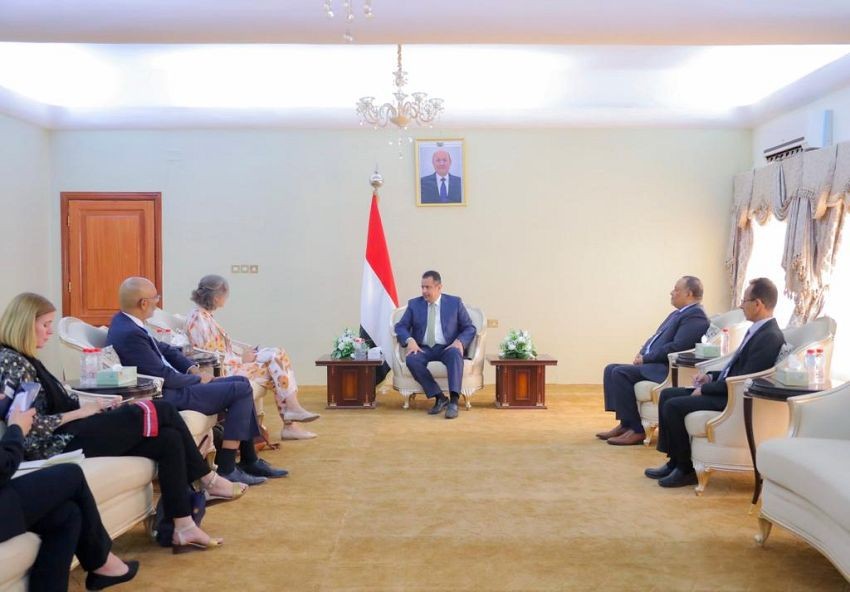 رئيس الوزراء خلال الاجتماع