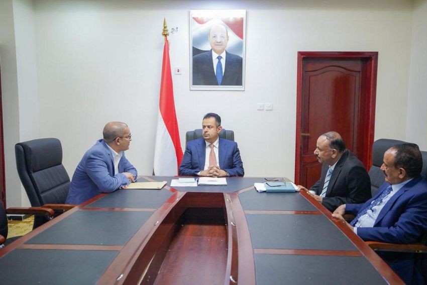 رئيس الوزراء خلال الاجتماع