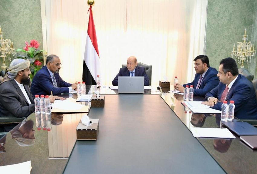 رئيس مجلس القيادة الرئاسي خلال الاجتماع