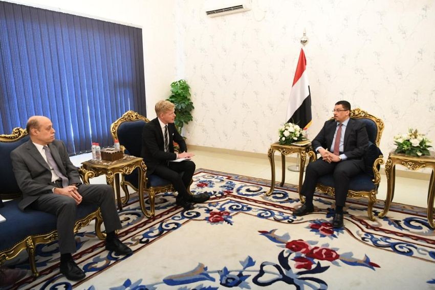 وزير الخارجية خلال لقائه المبعوث الدولي