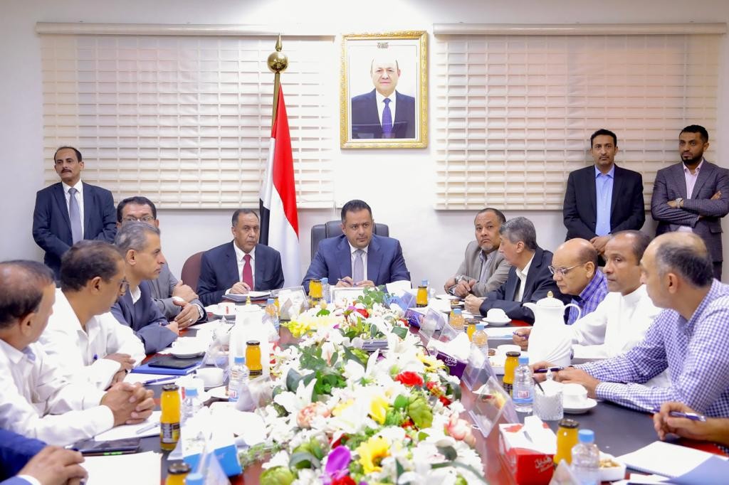 رئيس الوزراء د. معين عبدالملك خلال ترؤسه اجتماع لجنة الأمن الغذائي اليوم الثلاثاء