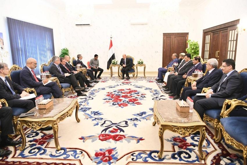 رئيس مجلس القيادة الرئاسي خلال الاجتماع