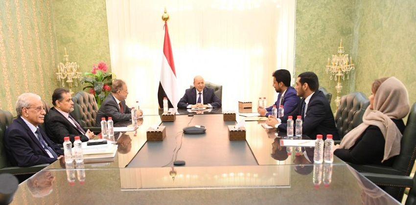 رئيس مجلس القيادة الرئاسي خلال الاجتماع