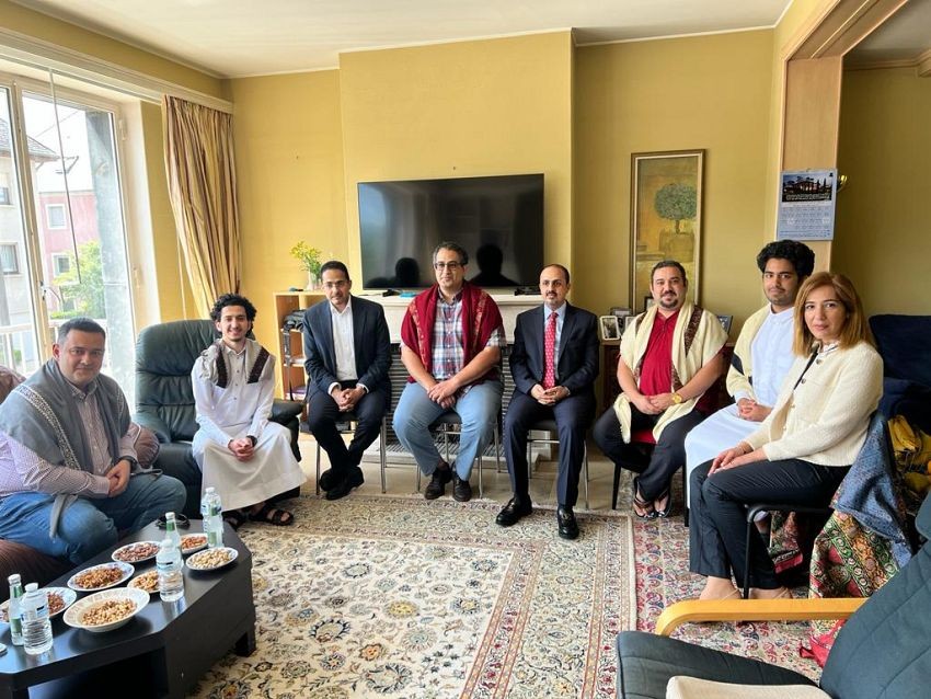 الإرياني يزور عائلات يمنية من البهائيين الذين هجرتهم مليشيا الحوثي ويجدد إدانة الحكومة لهذه الجريمة