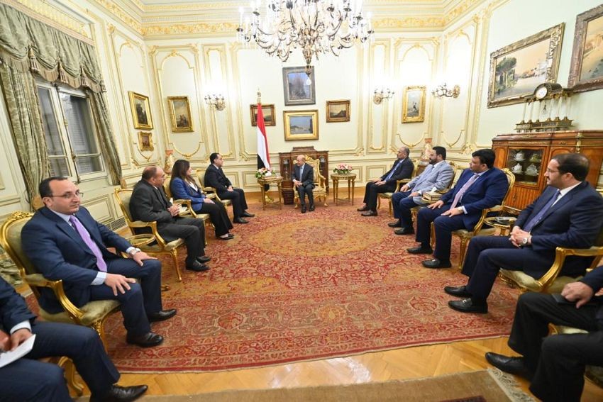 رئيس مجلس القيادة يستقبل رئيس الوزراء المصري