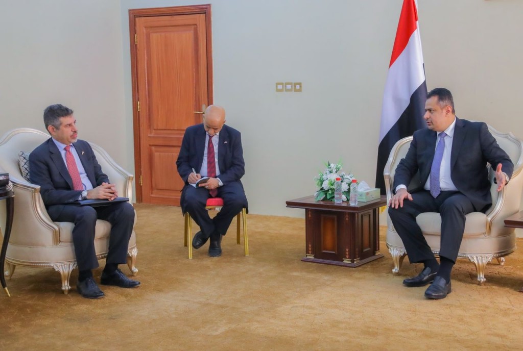 رئيس الوزراء د. معين عبدالملك خلال استقباله السفير الأمريكي الجديد لدى اليمن ستيفن فاجن، والمبعوث الأمريكي إلى اليمن تيم ليندركينج