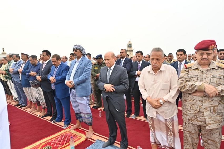 فخامة الرئيس خلال تأدية صلاة العيد