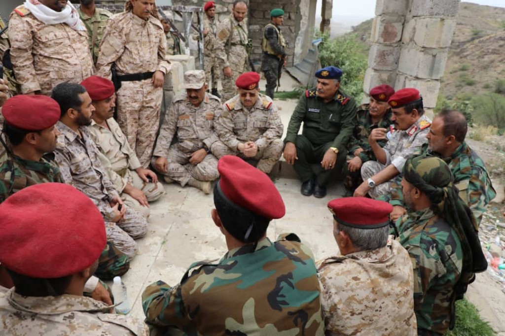 وزير الدفاع يتفقد الوحدات العسكرية في جبهات محافظة الضالع