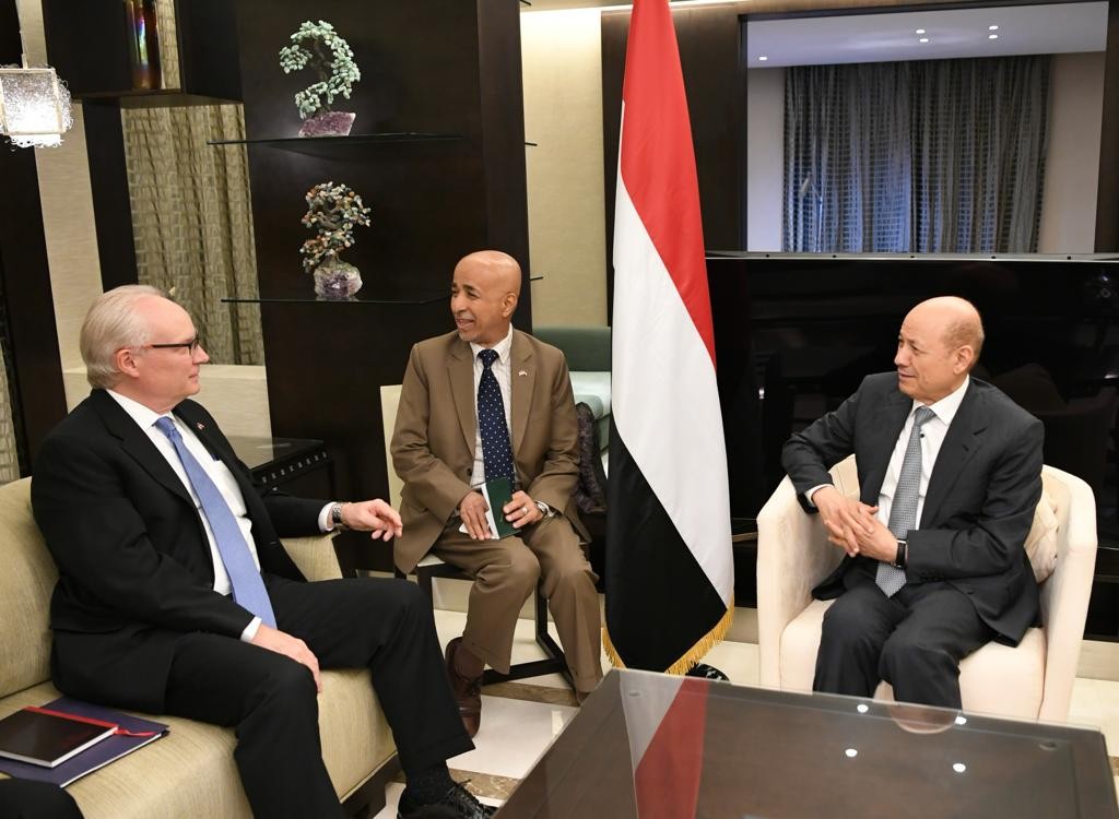 رئيس مجلس القيادة يستقبل المبعوث الأميركي للبحث في المستجدات اليمنية وفرص إحياء السلام