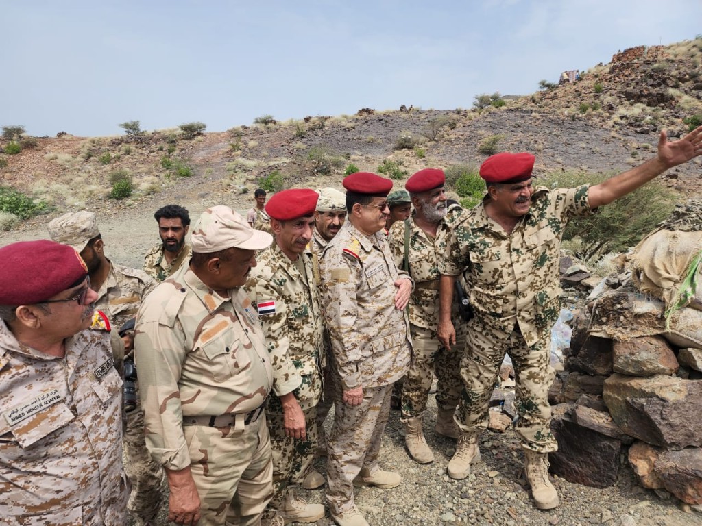 وزير الدفاع يتفقد المقاتلين في جبهات البرح بالساحل الغربي بتعز