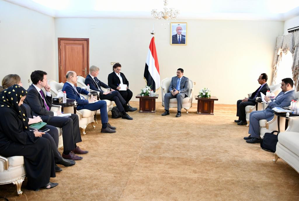 وزير الخارجية يبحث مع المبعوث الأممي الجهود الدولية لإيقاف الحرب وتحقيق السلام