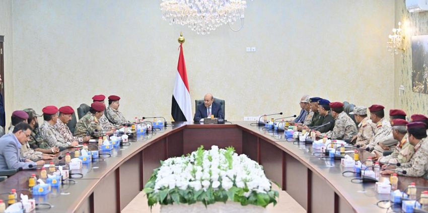 رئيس مجلس القيادة الرئاسي خلال الاجتماع