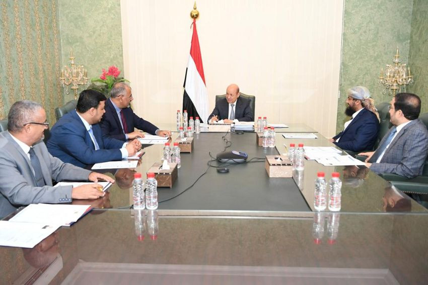 رئيس مجلس القيادة الرئاسي خلال الاجتماع