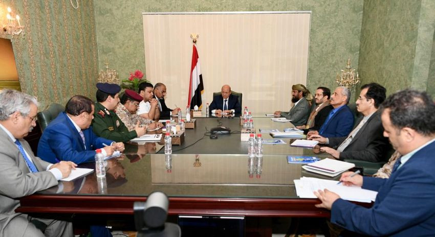 رئيس مجلس القيادة الرئاسي خلال الاجتماع
