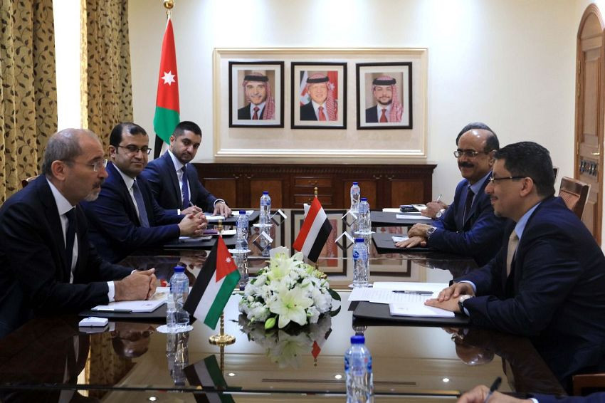 وزير الخارجية خلال التوقيع