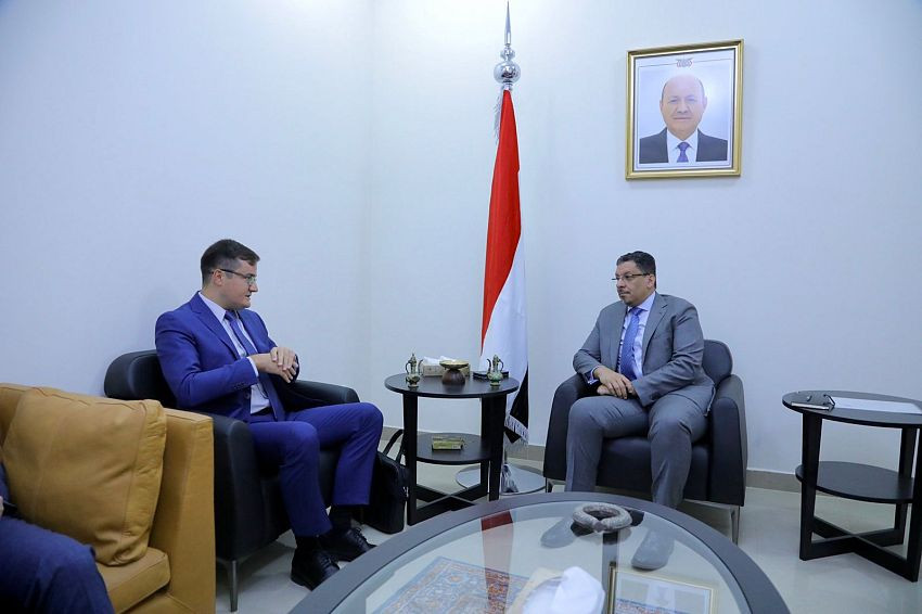 وزير الخارجية مع القائم بأعمال السفير الروسي