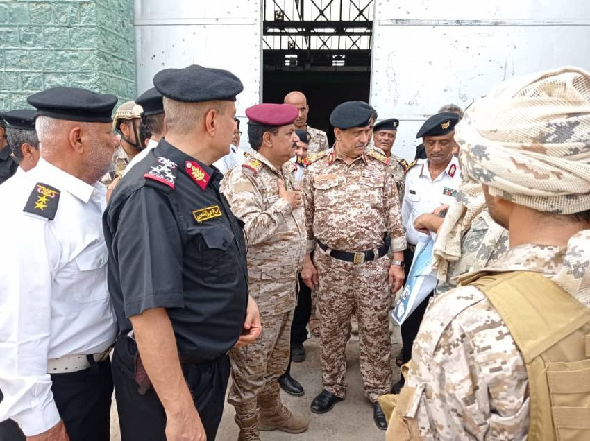 وزير الدفاع خلال الزيارة التفقدية