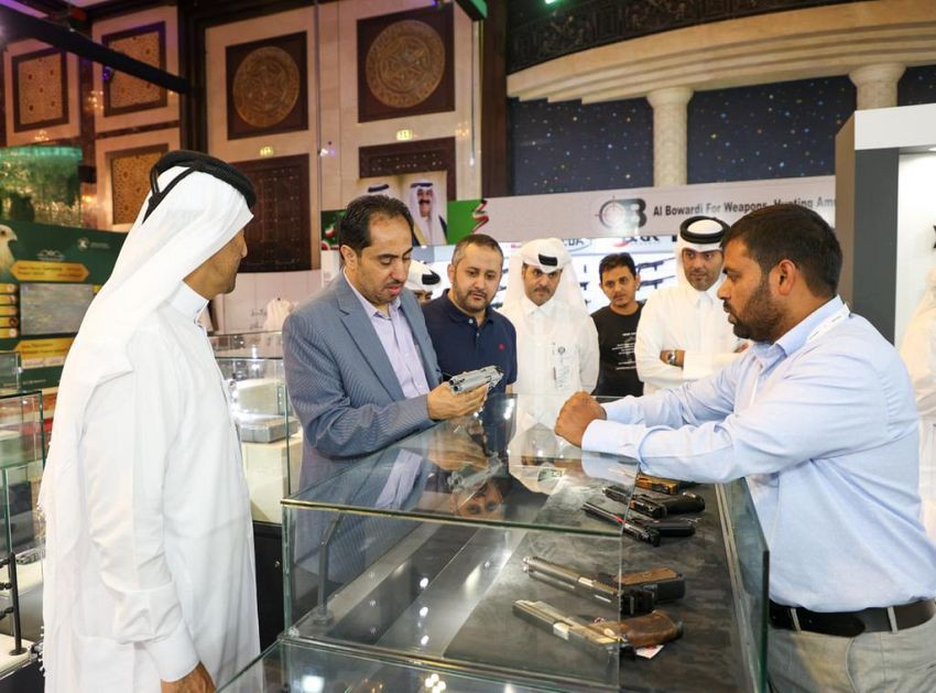وزير الشباب والرياضة خلال الزيارة