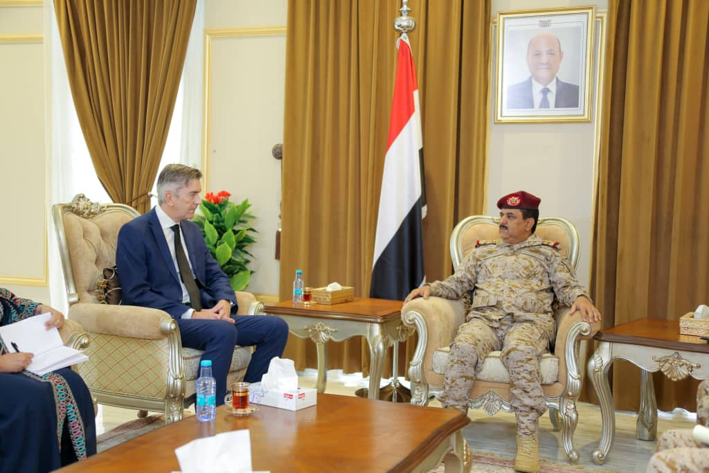 وزير الدفاع يشيد بالدعم البريطاني لليمن في المجال العسكري