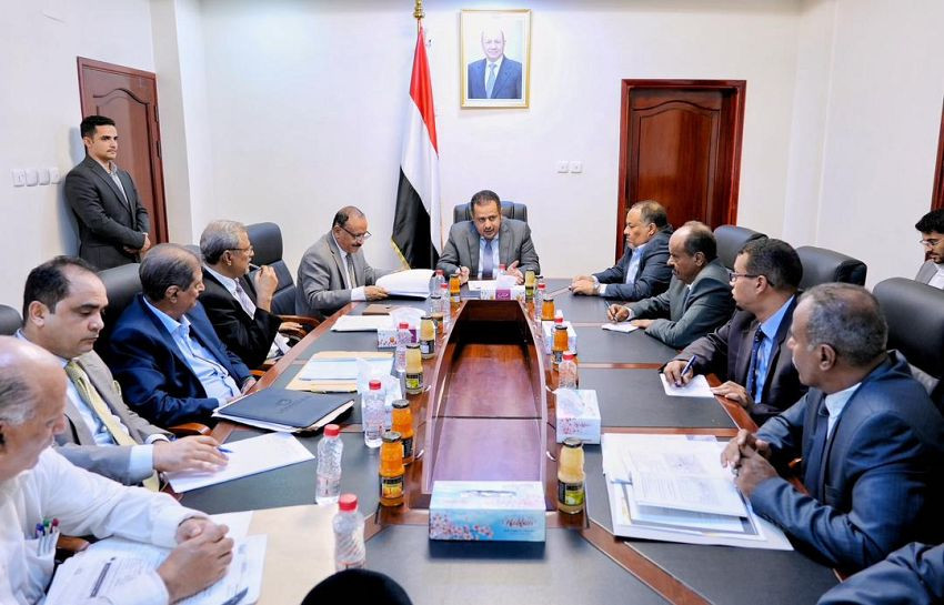 رئيس الوزراء خلال الاجتماع