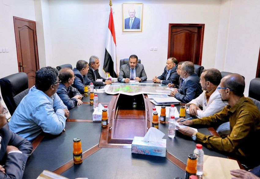 رئيس الوزراء خلال الاجتماع