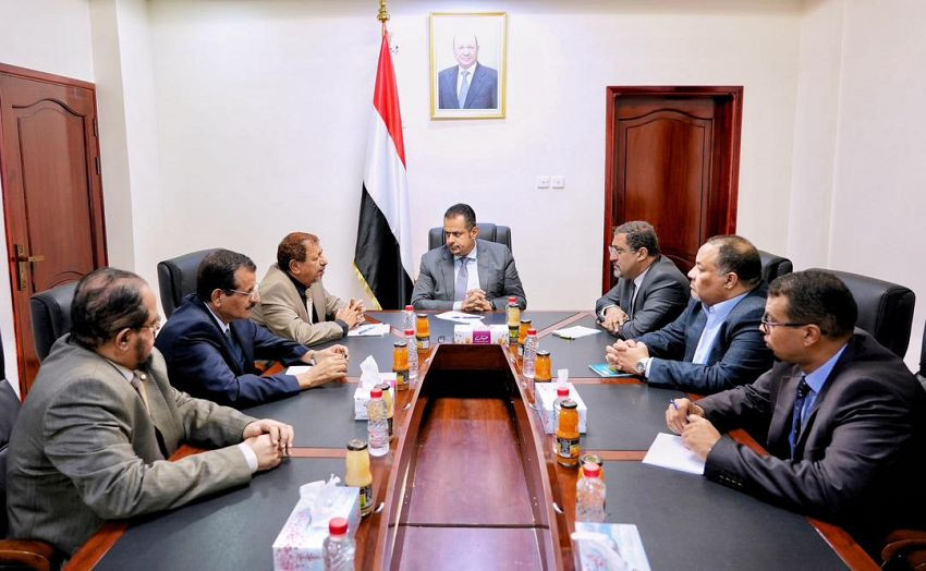 رئيس الوزراء خلال الاجتماع