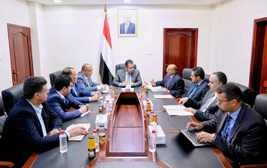 رئيس الوزراء خلال الاجتماع