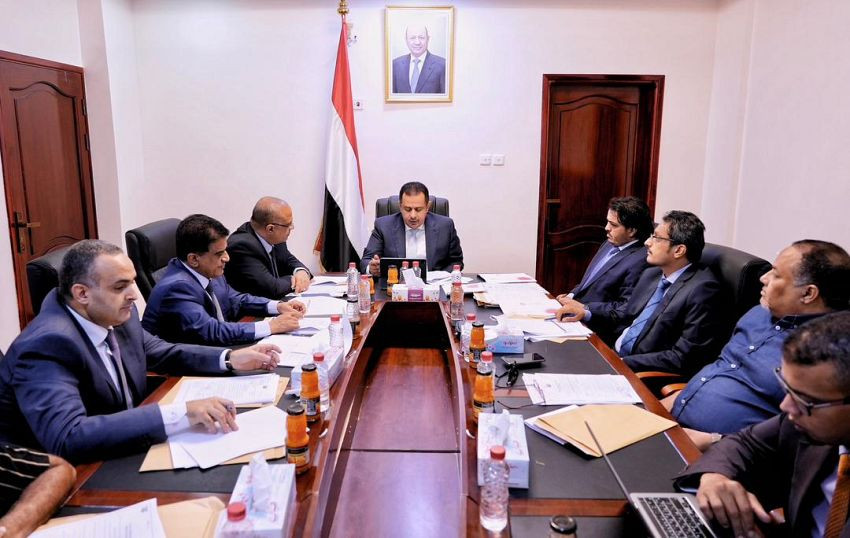 رئيس الوزراء خلال الاجتماع