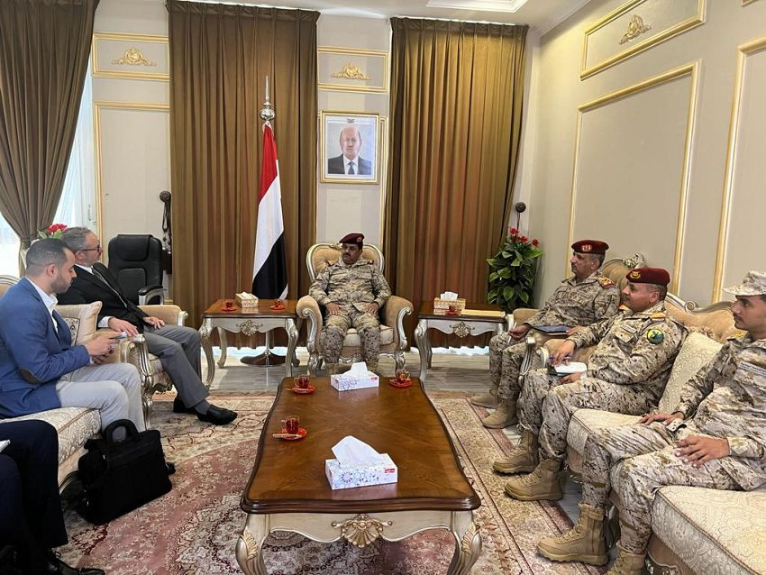 وزير الدفاع خلال اللقاء