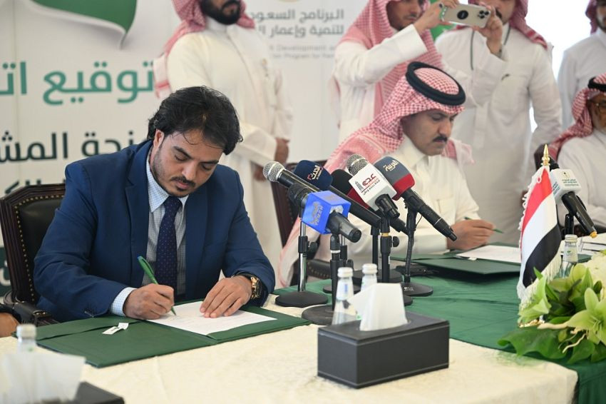 وزير الكهرباء والطاقة خلال التوقيع