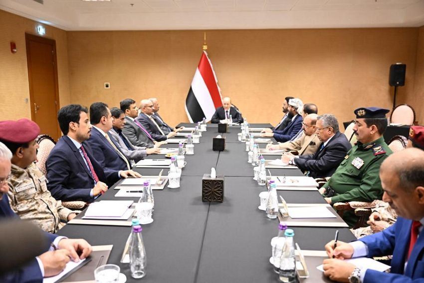 رئيس مجلس القيادة يرأس اجتماعا مشتركا لمجلس القيادة الرئاسي وقيادات سلطات الدولة