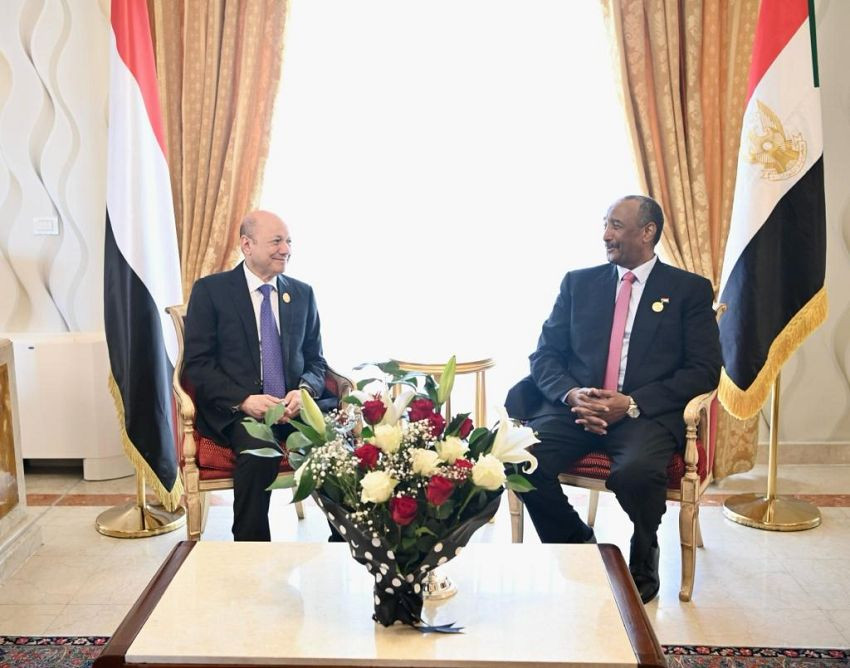 رئيس مجلس القيادة الرئاسي خلال لقائه نظيره السوداني