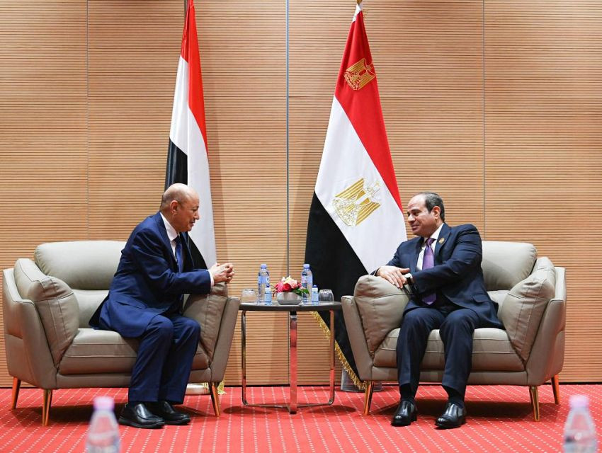 رئيس مجلس القيادة الرئاسي خلال لقائه نظيره المصري