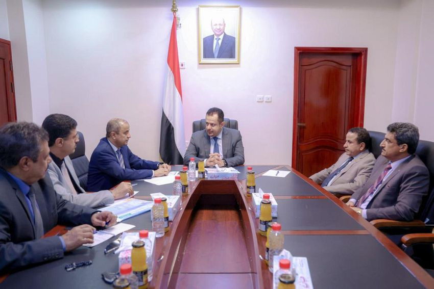 رئيس الوزراء خلال الاجتماع