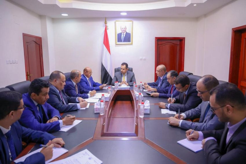 رئيس الوزراء خلال الاجتماع