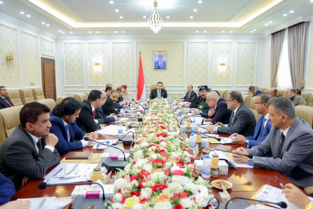 مجلس الوزراء يقر في اجتماع استثنائي السياسات الإجرائية لتنفيذ قرار مجلس الدفاع الوطني بتصنيف مليشيا الحوثي "إرهابية"