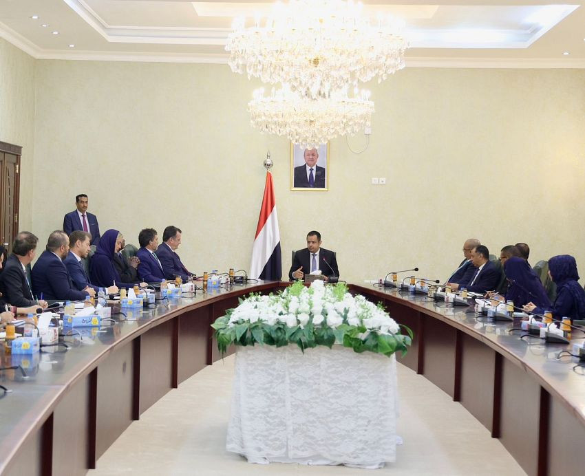 رئيس الوزراء خلال الاجتماع