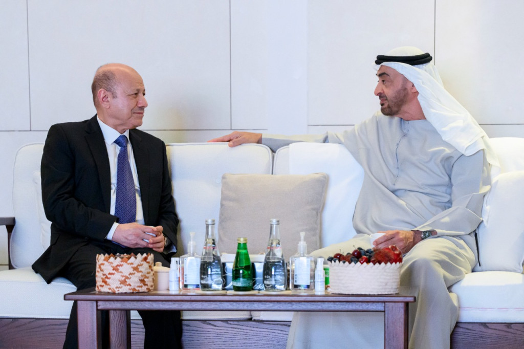 رئيس مجلس القيادة الرئاسي يبحث والرئيس الإماراتي مستجدات الوضع اليمني والعلاقات الثنائية